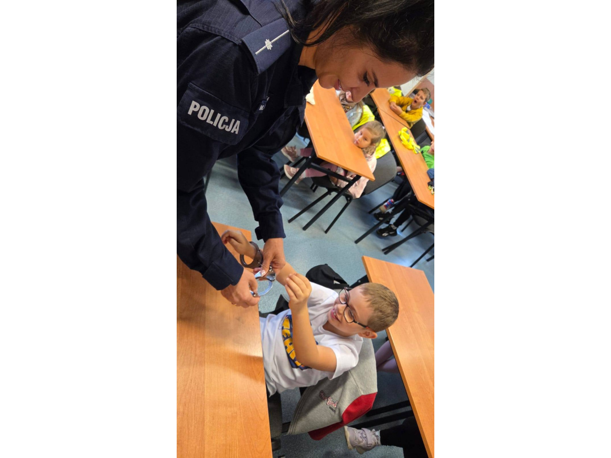 Dzieci z zerówek w Komisariacie Policji-3