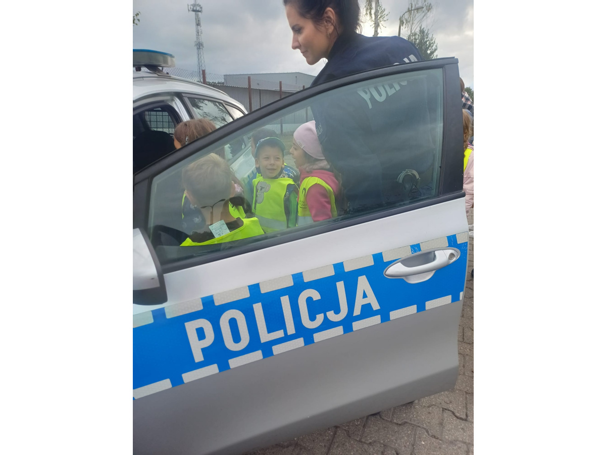 Dzieci z zerówek w Komisariacie Policji-11