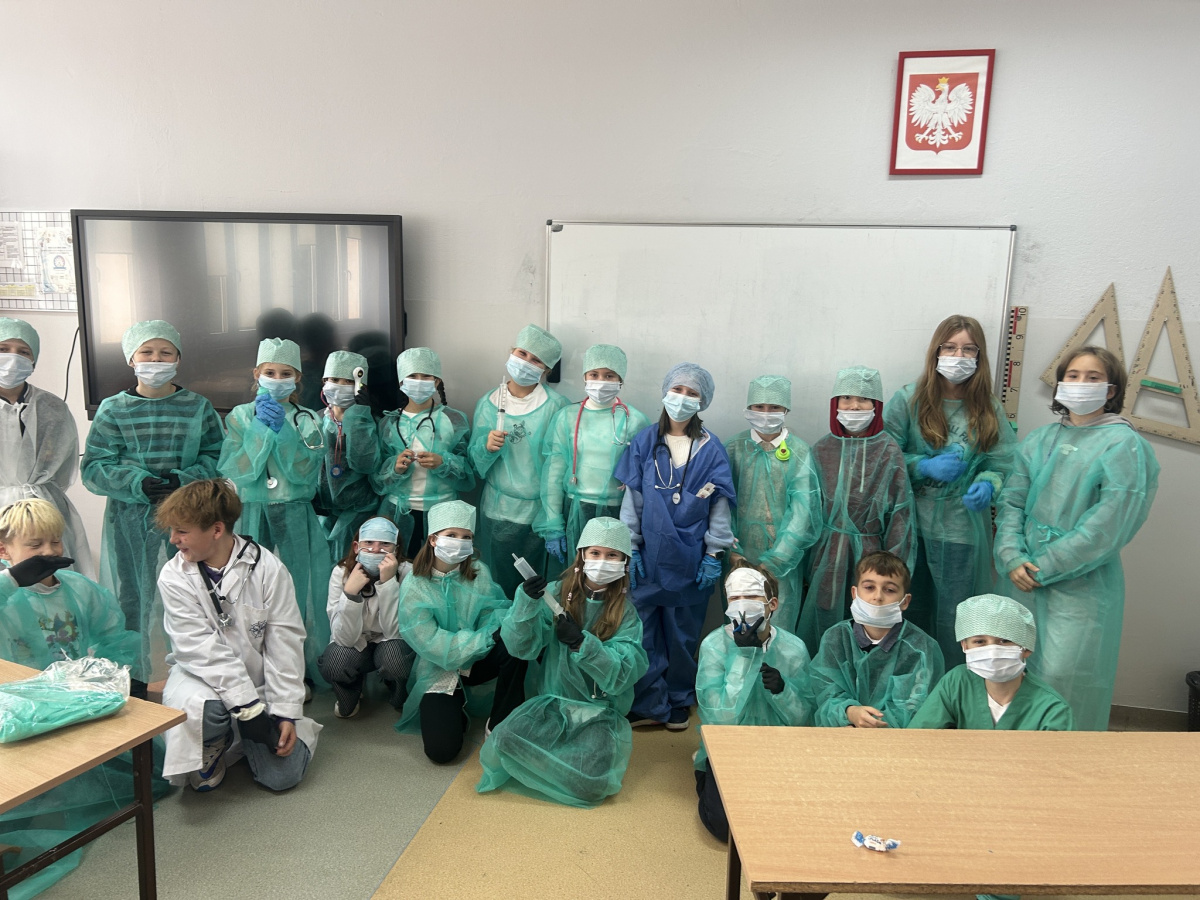 Klasa 4A podziękowała nauczycielom-1