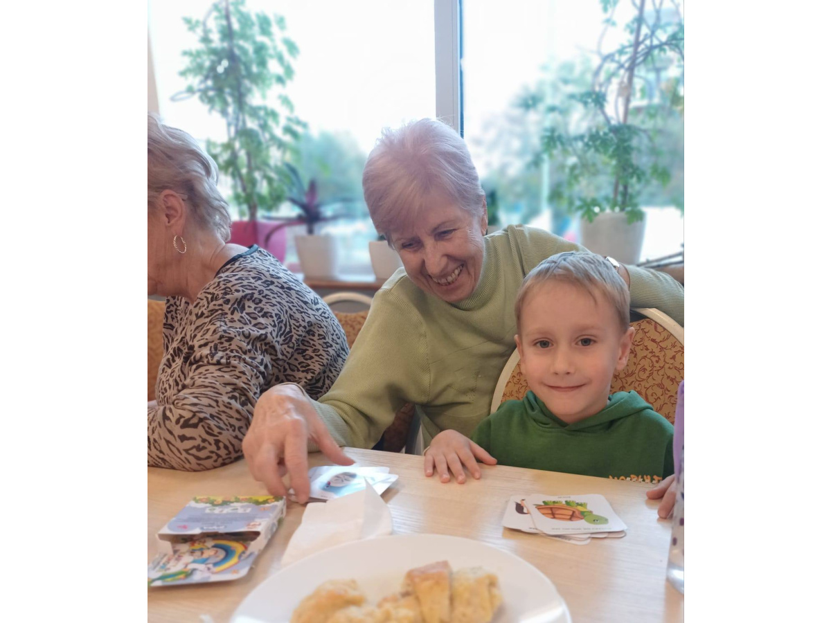 Dzieci z zeróweczki w Osiedlowym Centrum Seniora-3