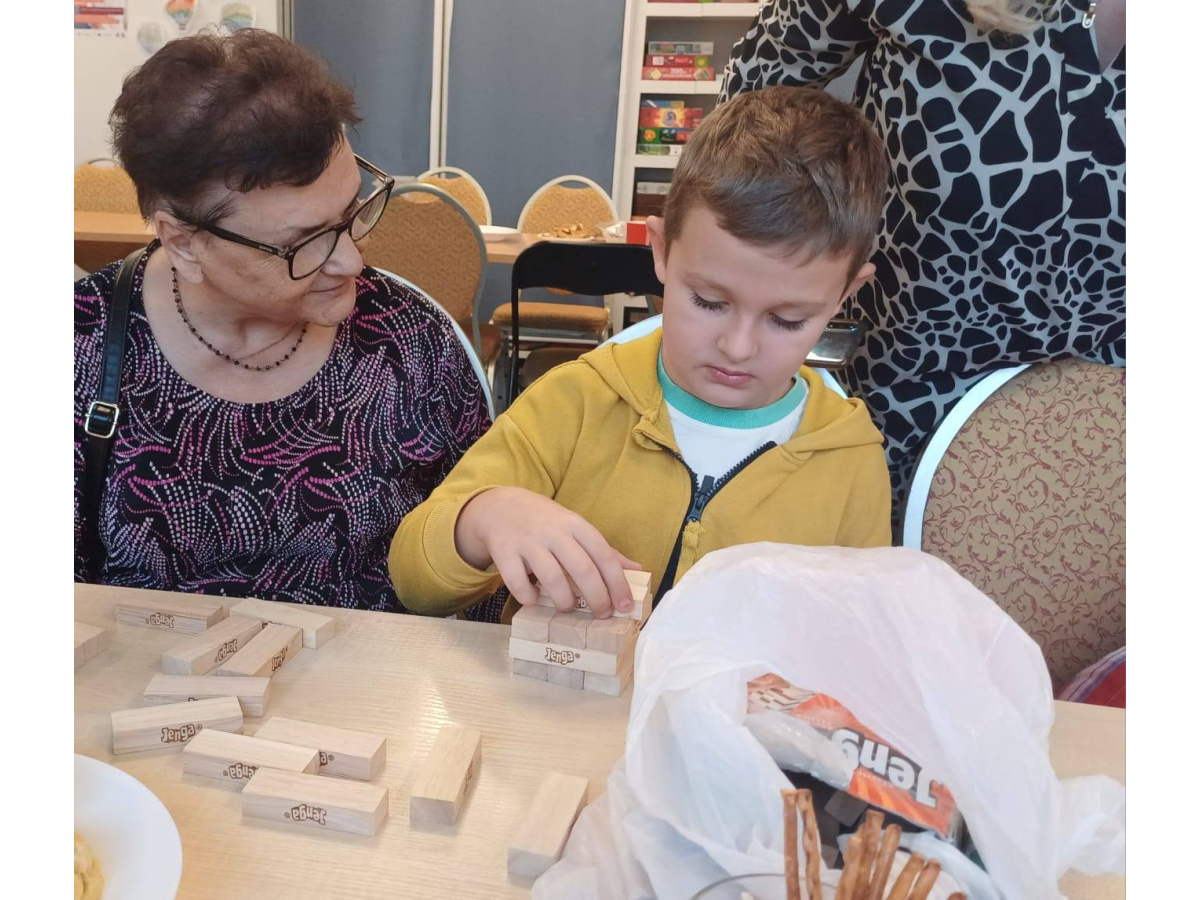 Dzieci z zeróweczki w Osiedlowym Centrum Seniora-4