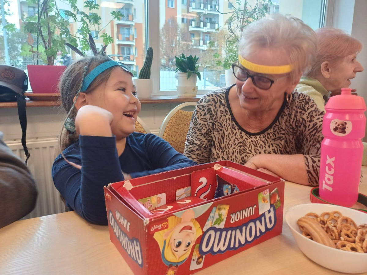 Dzieci z zeróweczki w Osiedlowym Centrum Seniora-5