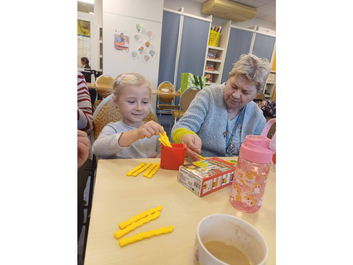 Dzieci z zeróweczki w Osiedlowym Centrum Seniora-6