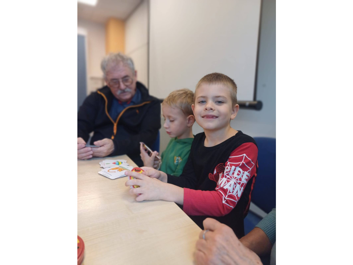 Dzieci z zeróweczki w Osiedlowym Centrum Seniora-7