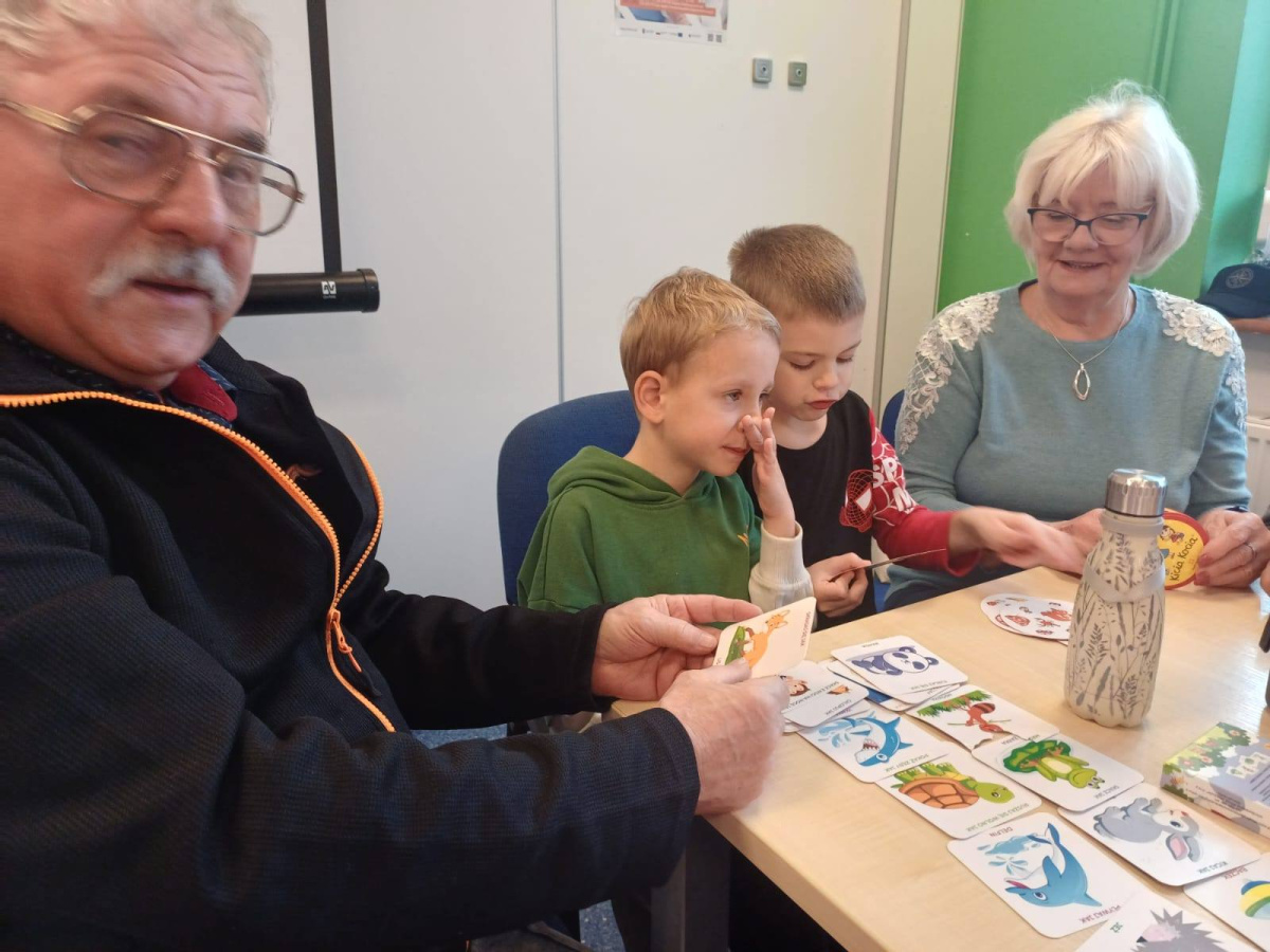 Dzieci z zeróweczki w Osiedlowym Centrum Seniora-8