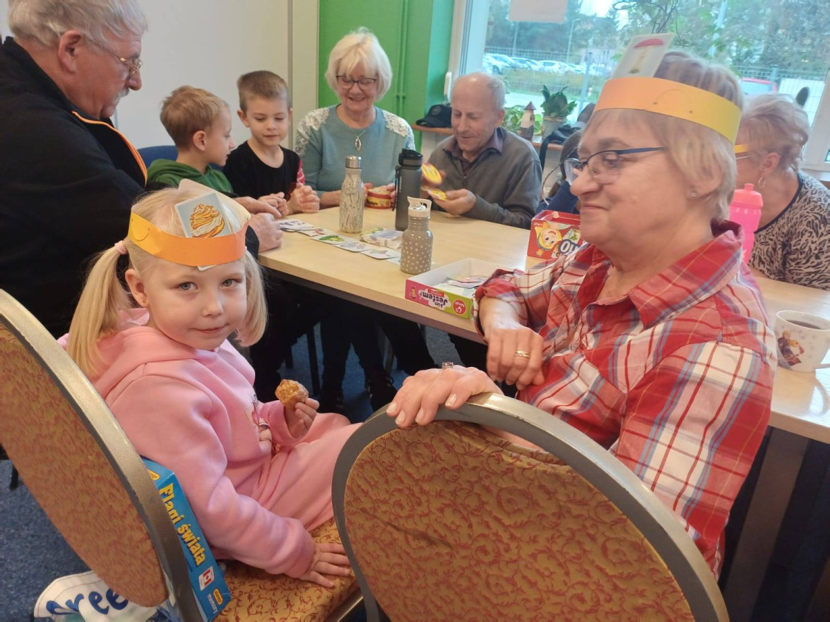 Dzieci z zeróweczki w Osiedlowym Centrum Seniora-9