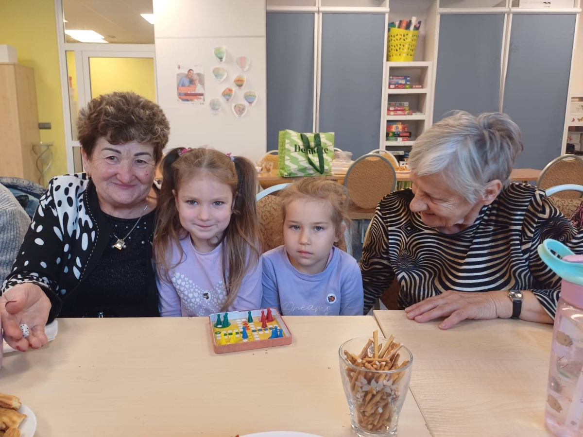 Dzieci z zeróweczki w Osiedlowym Centrum Seniora-12