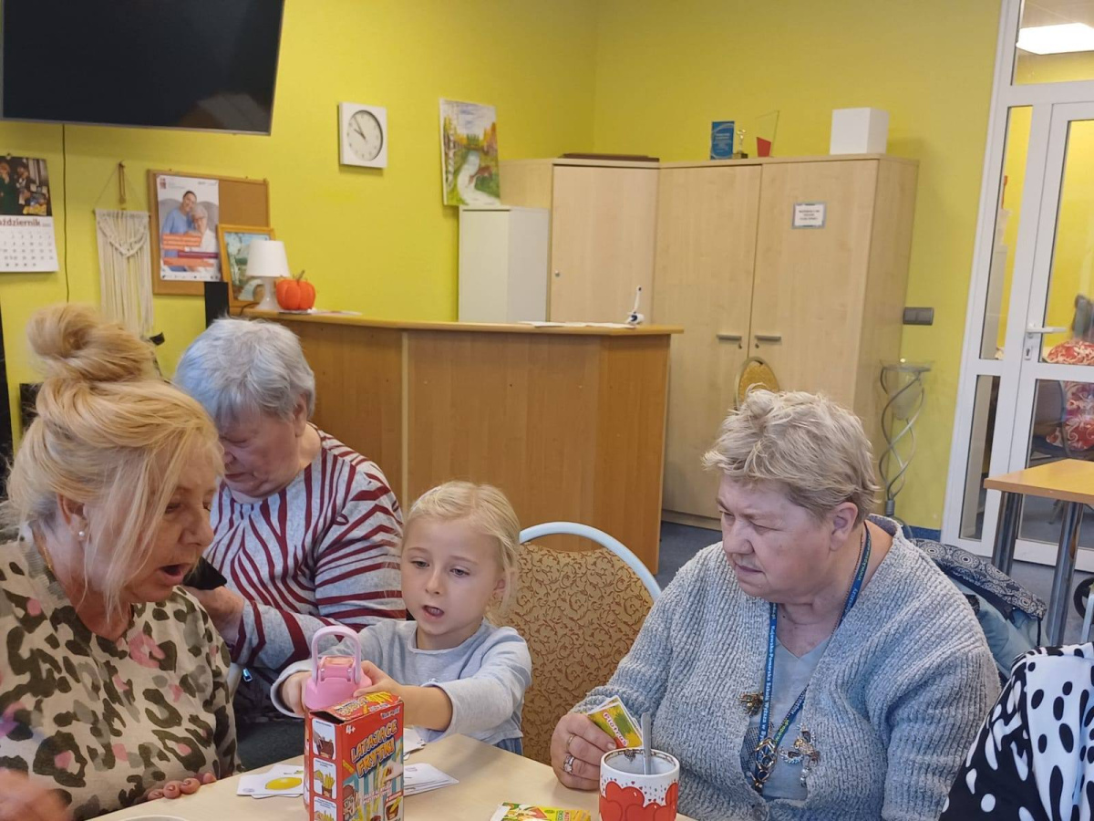 Dzieci z zeróweczki w Osiedlowym Centrum Seniora-13